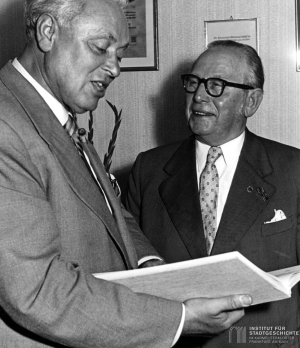 Abraham Sauer (re.) mit Stadtrat Georg Treser (li.)