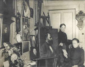 Caroline Schierholz (li.) in ihrem Atelier