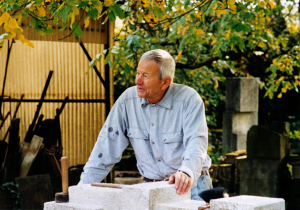 Hans Steinbrenner in seinem Gartenatelier